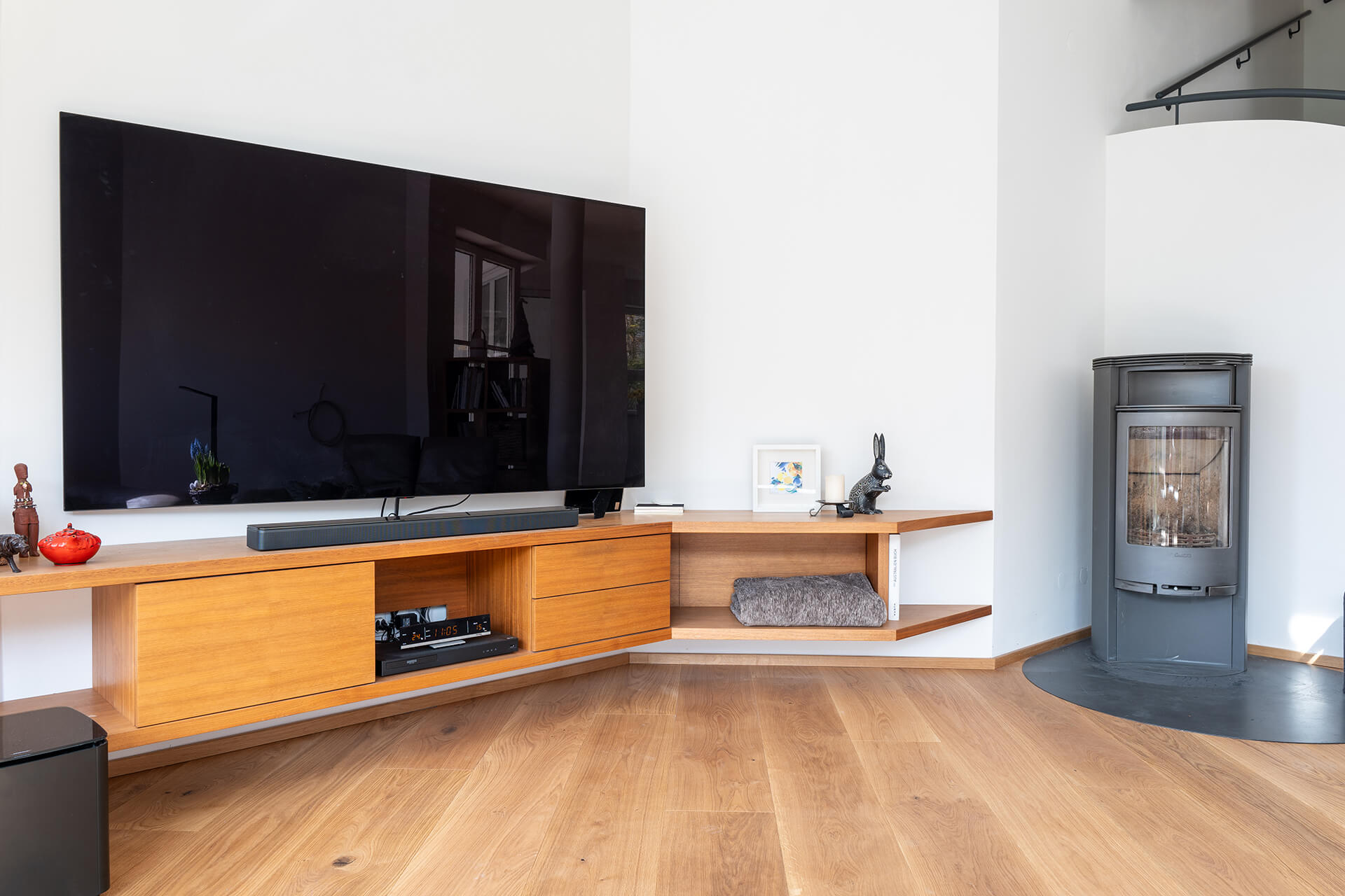 Breite tolle Landhausdiele mit Fernseher und Sideboard