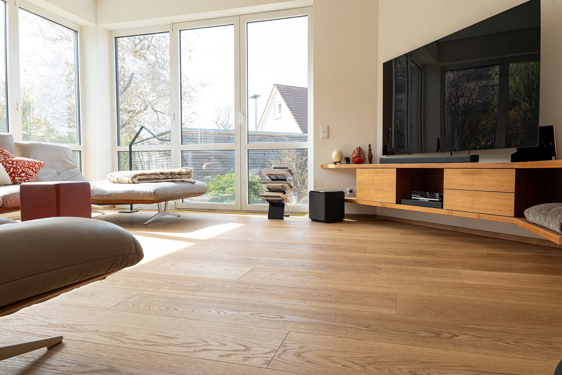 Breite tolle Landhausdiele mit Fernseher und Sideboard