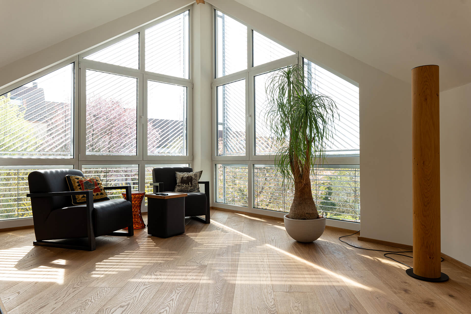 Landhausdiele XL mit astiger Sortierung, riesigen Fenstern und Sesseln