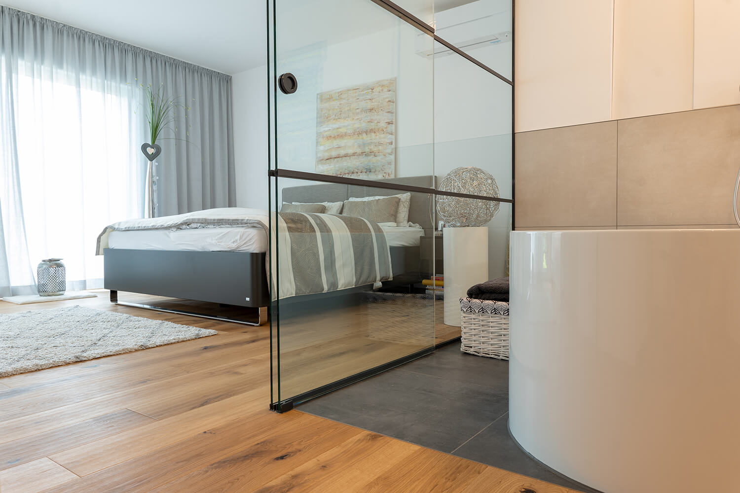 Eichen-Dielenboden mit Parkett Landhausdiele Boston gealtert handgehobelt in Schlafzimmer und Badezimmer
