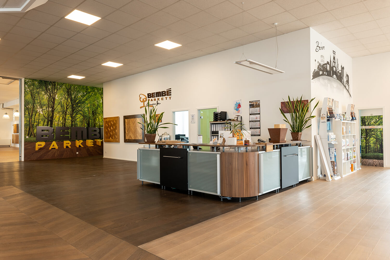 Empfangstheke von Bembé Parkett Bochum mit Pflegemittel für Parkettböden