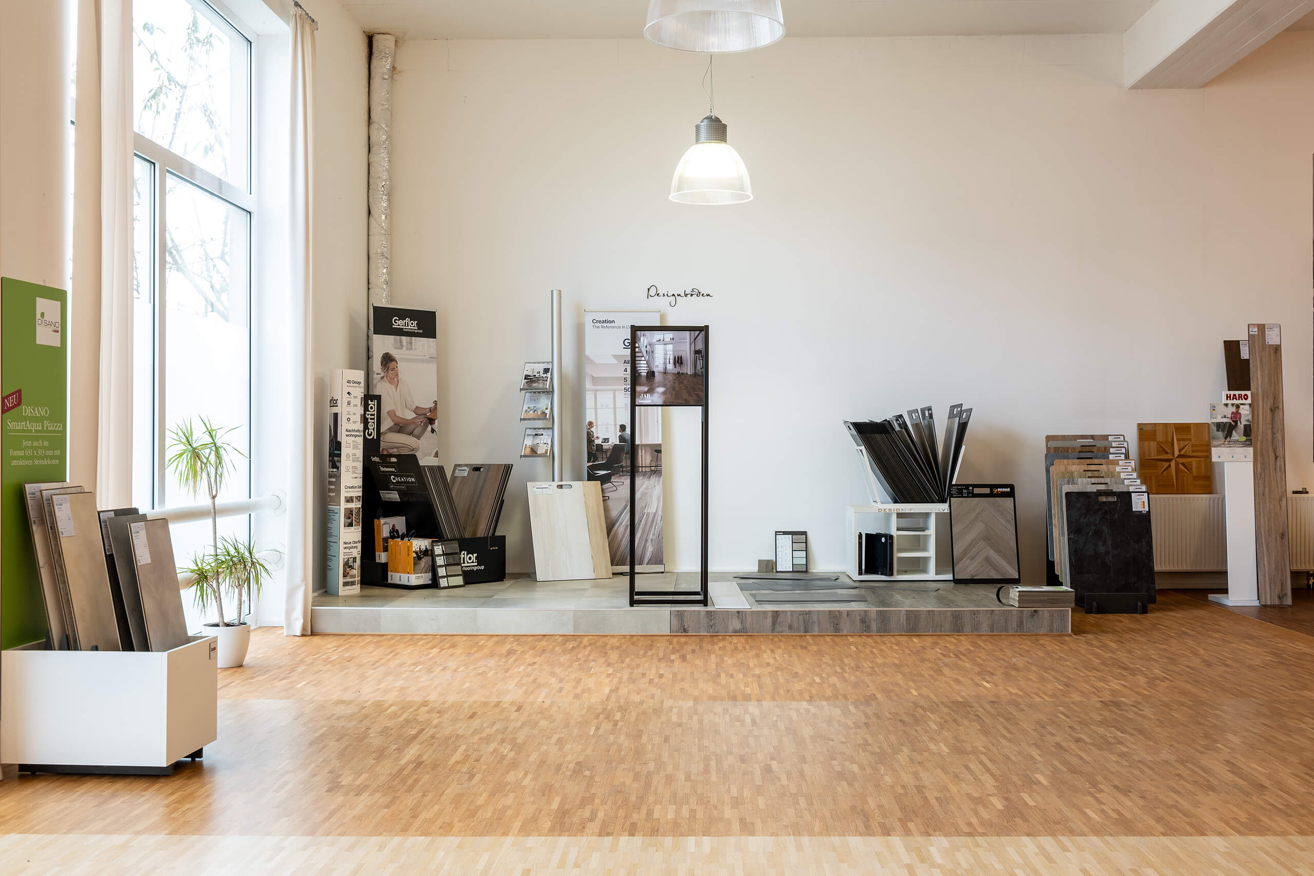 Designböden und Vinylböden-Muster auf Massivparkett in Bembé Ausstellung Bochum