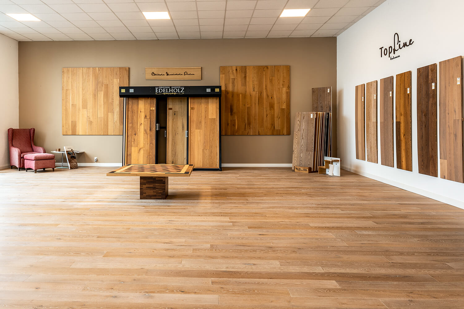 Parkett-Ausstellung in Bochum mit Edelholzschrank und Dielenmustern
