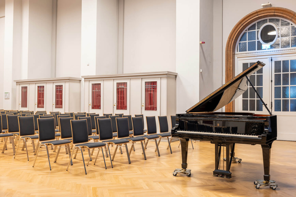 Referenz Mannheim Musikschule Stabparkett Eiche Natur Referenz Musikschule Mannheim mit Flügel, Stühlen und Fischgrat-Parkett