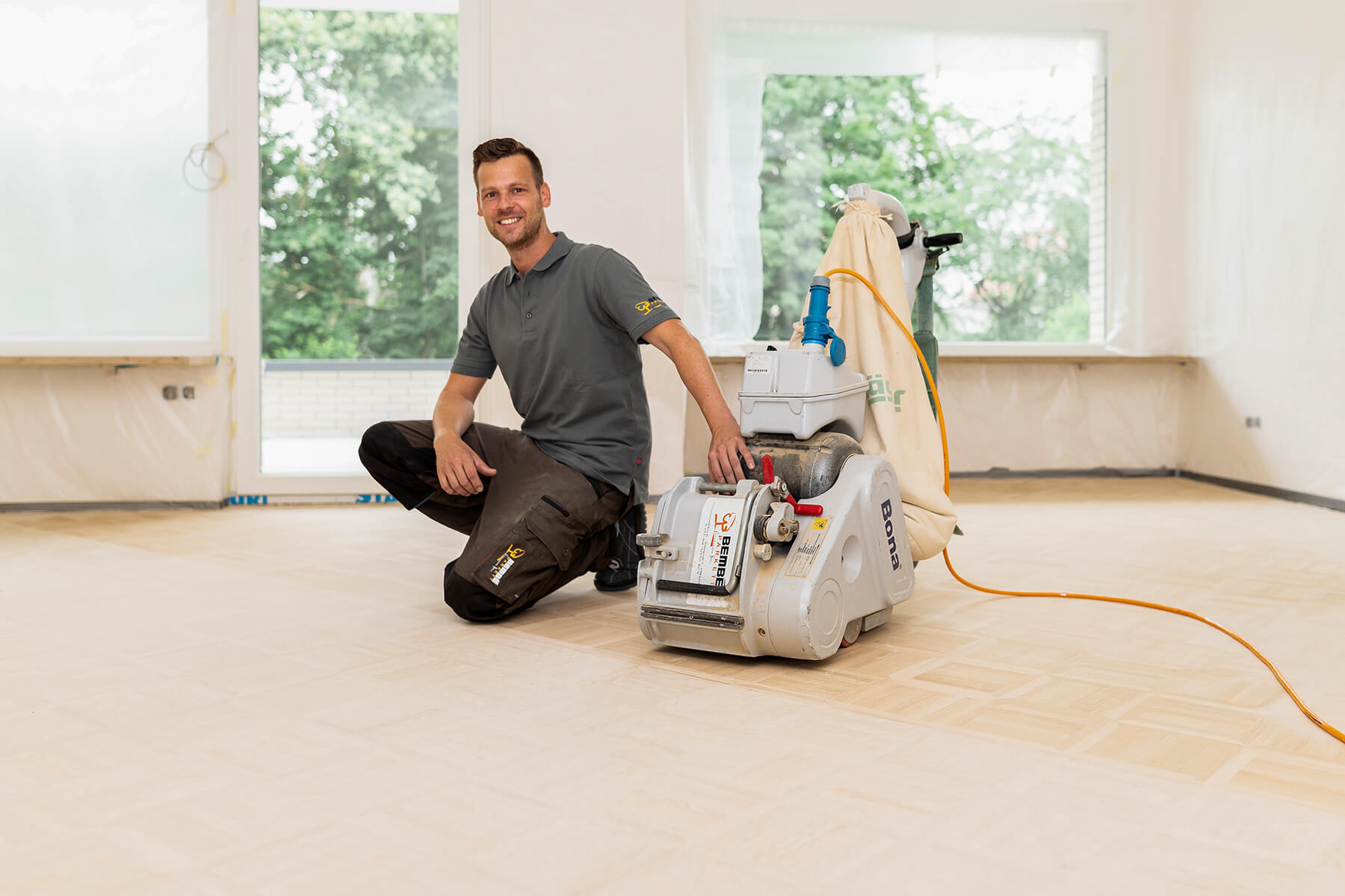 Zufriedener Parkettleger Schleifmaschine