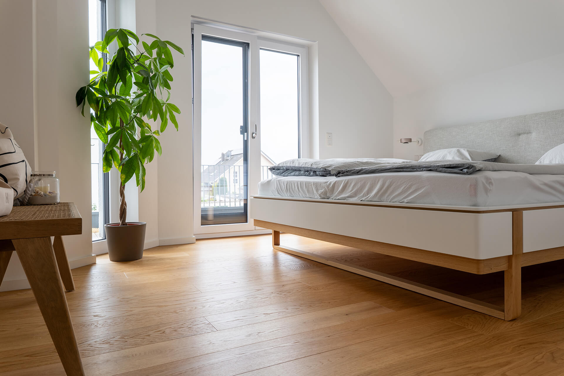 Schlafzimmer mit geöltem Eichenboden Comfort Tabis Diele Grande Standard, natürliche Oberfläche bei Aschaffenburg
