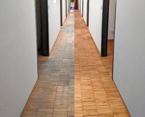 Professionelle Parkettrenovierung in Hamburg: Flurboden vorher mit dunkler Vergrauung und Laufspuren, nachher mit aufgefrischter heller Holzoberfläche nach Bembe Schleifservice