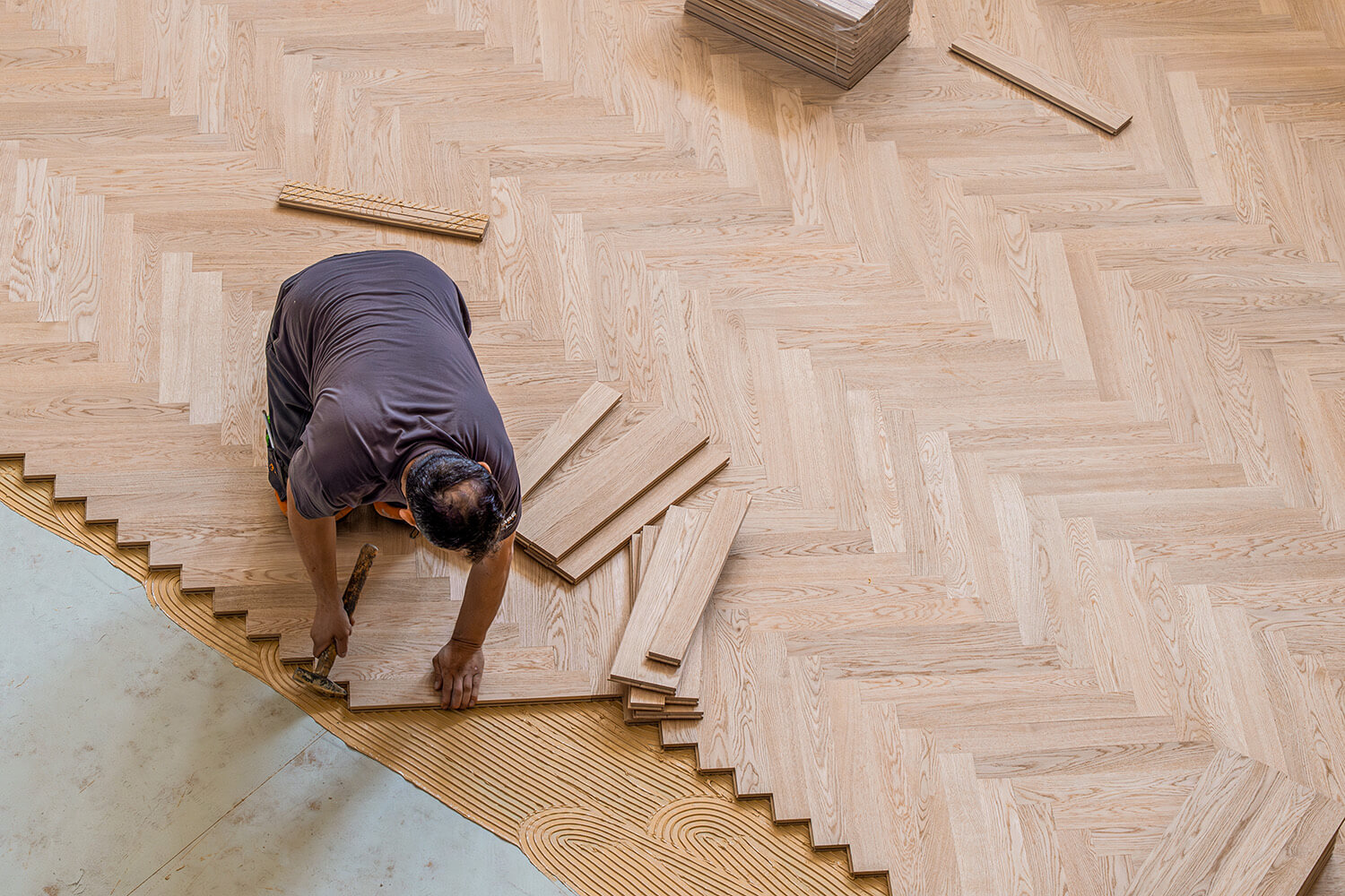 Parkettleger Bembe Parkett-verlegt Fischgrat Massivparkett Parkettleger von Bembe Parkett verlegt Eiche Massivparkett unbehandelt aus der Vogelperspektive