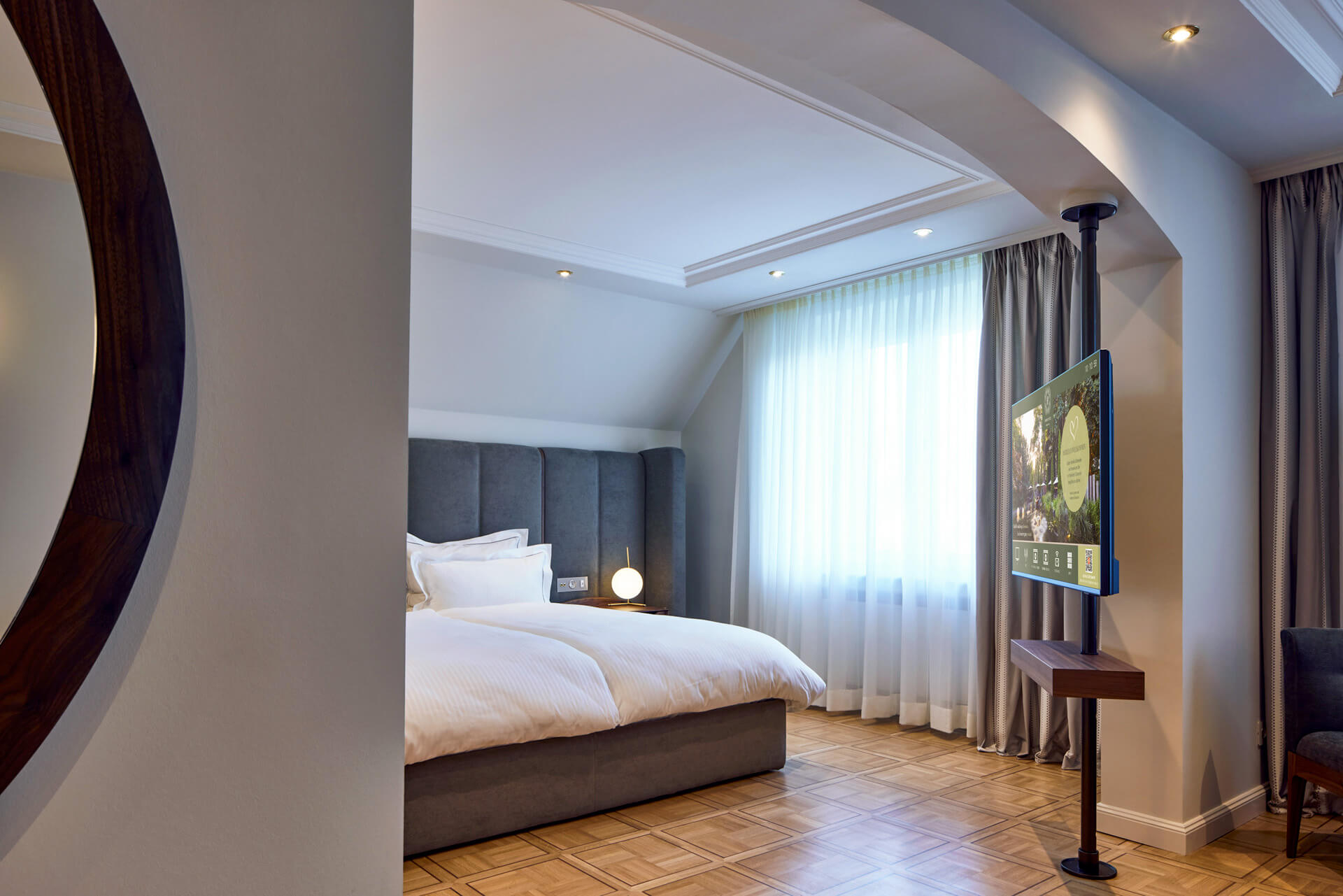 parkhotel-gütersloh-meisterparkett-eiche-ravenna-3 (1) Schlafbereich im Parkhotel Gütersloh mit modernem Bett, Meisterparkett Ravenna Eiche geölt