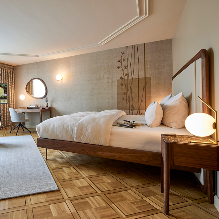 Blick in ein Hotelzimmer im Parkhotel Gütersloh mit Meisterparkett Ravenna Eiche geölt und großem Bett