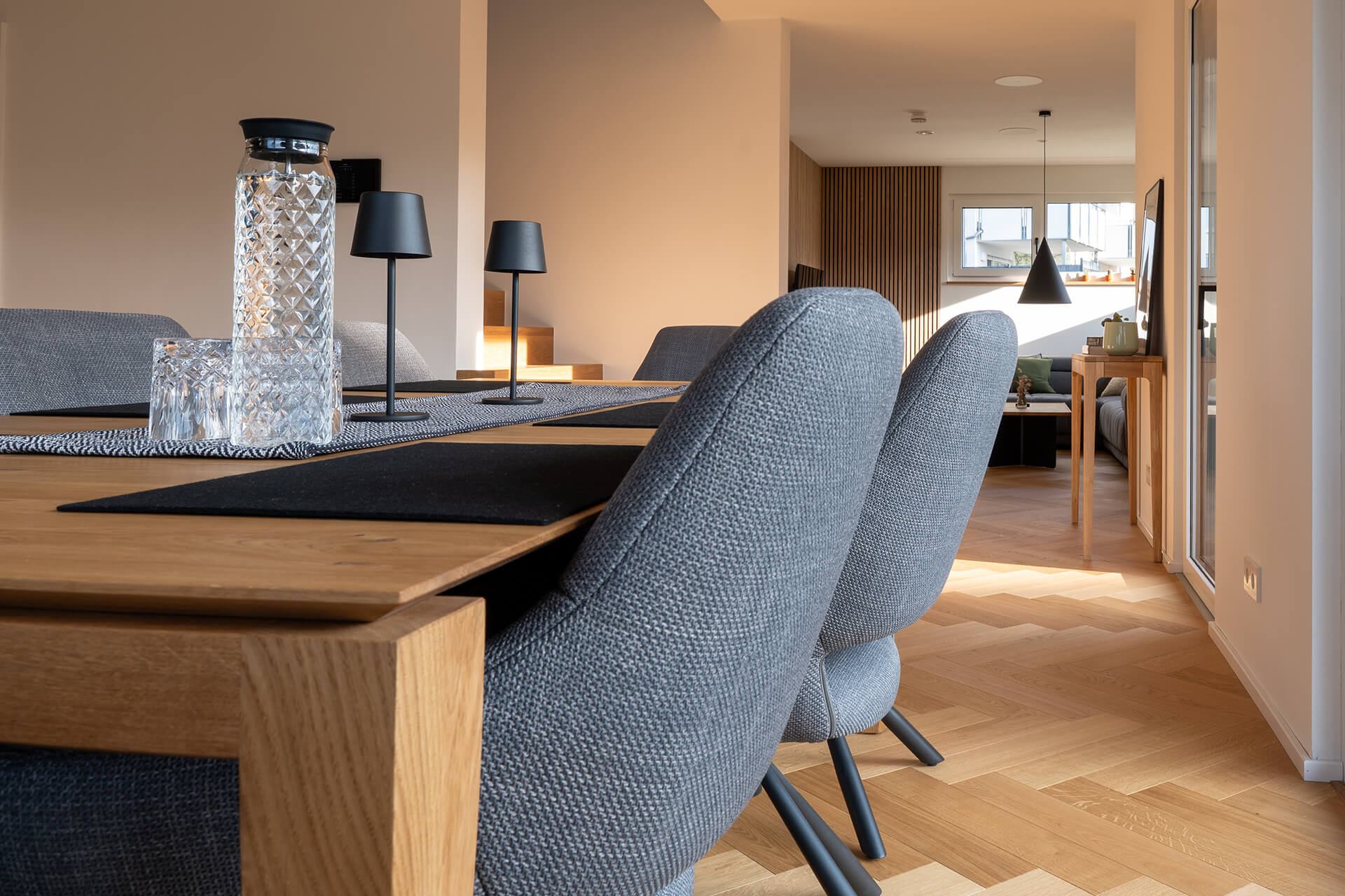 comfort-tabis-xl-eiche-elegance-geölt-fischgrat-4 Essbereich mit massivem Eichentisch und gepolsterten Drehstühlen auf Comfort Tabis XL Fischgratparkett