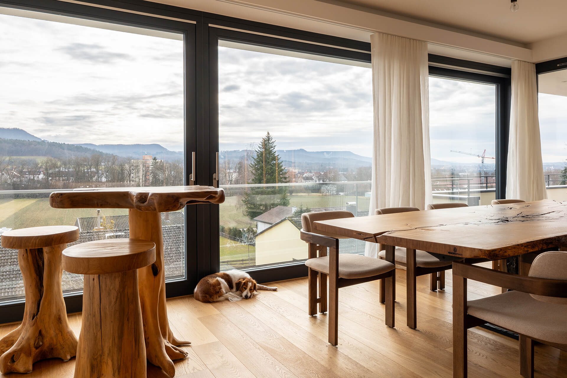 landhausdiele-boston-leicht-astig-geölt-tübingen-bembe-parkett.reutlingen-1 Breite Eichen-Landhausdiele in modernem Wohnbereich mit Blick auf Terrasse und Bergpanorama