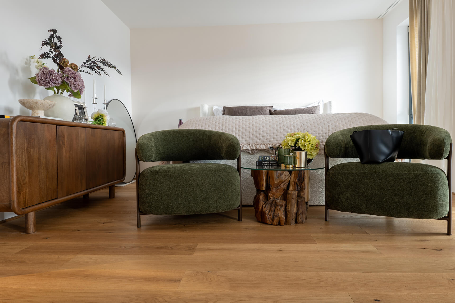 landhausdiele-boston-leicht-astig-geölt-tübingen-bembe-parkett.reutlingen-2 Schlafzimmer mit Eichen-Dielenboden und modernen Bouclé-Sesseln in Dunkelgrün