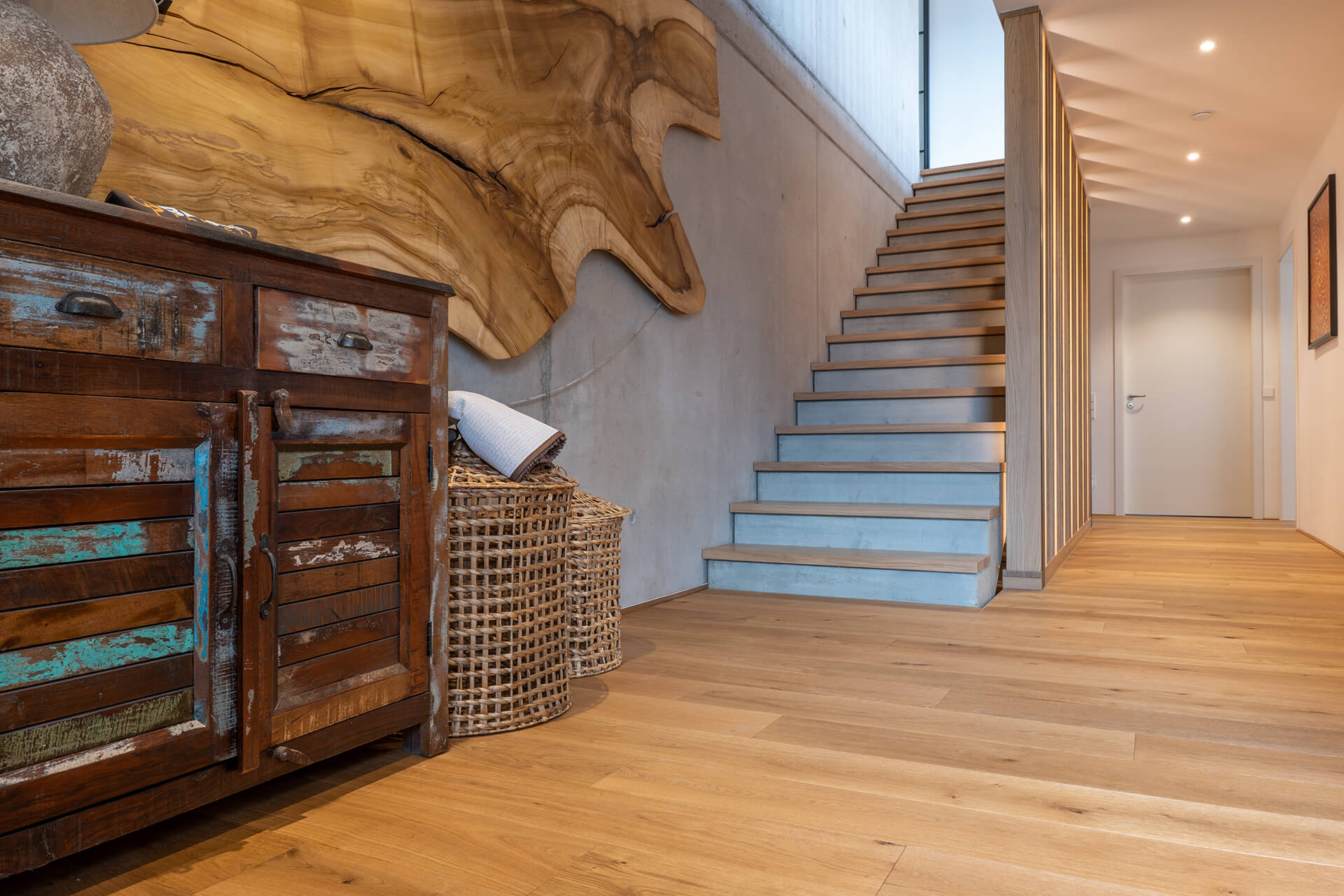 landhausdiele-boston-leicht-astig-geölt-tübingen-bembe-parkett.reutlingen-3 Flur mit holz-deko vintage Schrank und beleuchteten Flur mit Landhausdiele