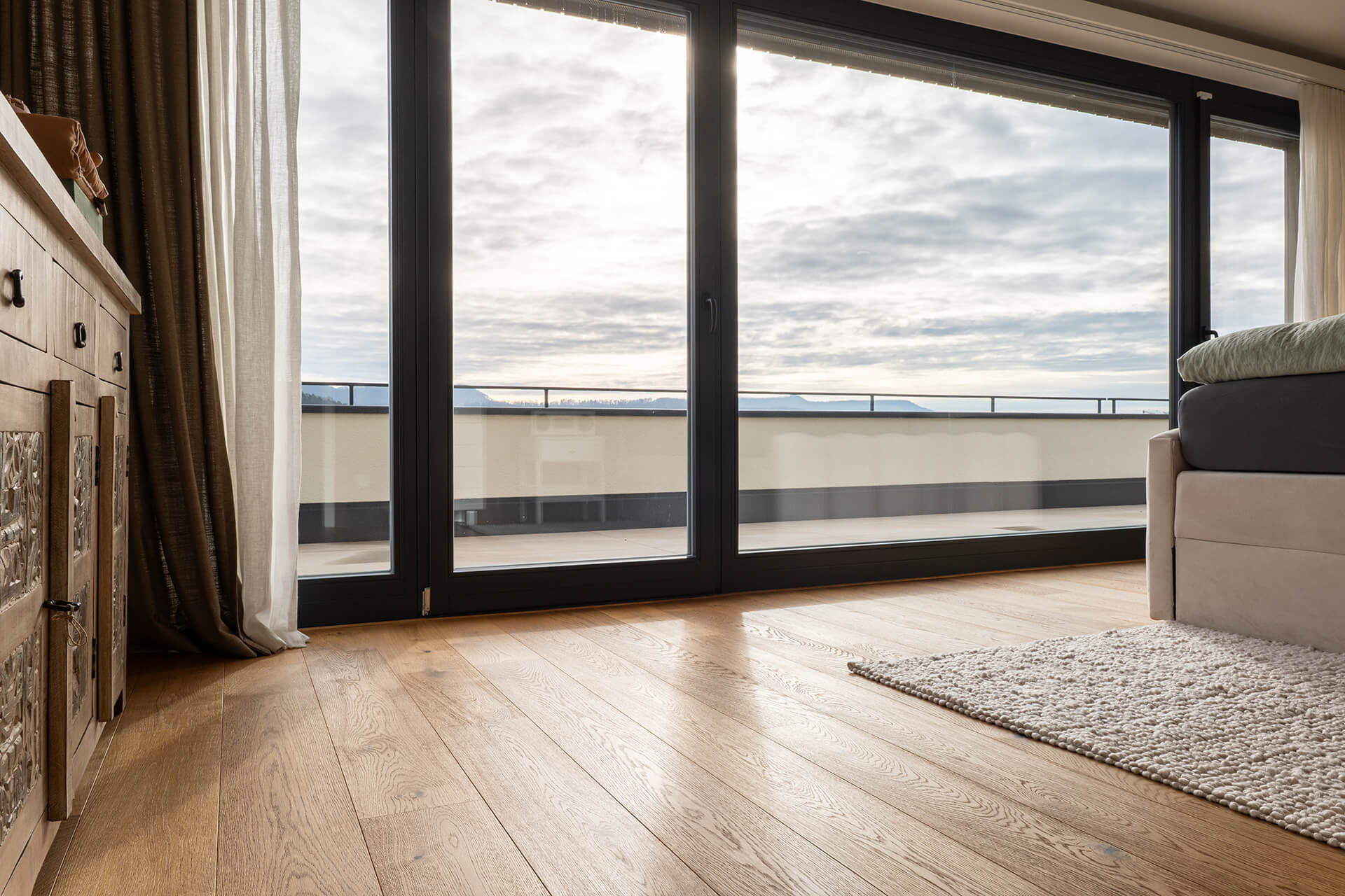 landhausdiele-boston-leicht-astig-geölt-tübingen-bembe-parkett.reutlingen-4 Nahaufnahme der Landhausdiele Boston leicht astig im Schlafzimmer mit Vintage-Teppich
