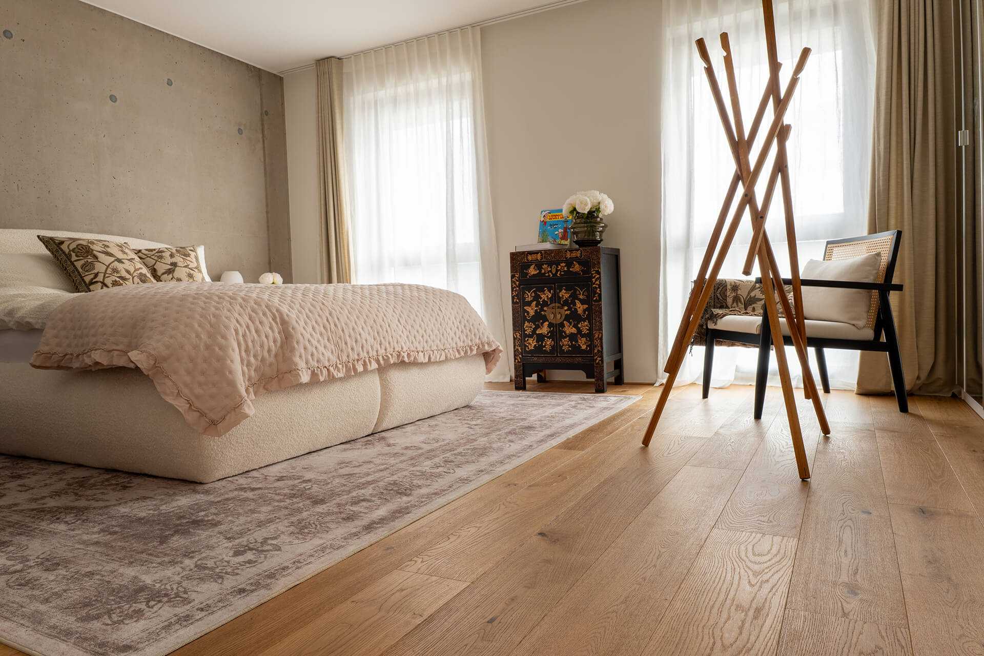 landhausdiele-boston-leicht-astig-geölt-tübingen-bembe-parkett.reutlingen-5 Schlafzimmer mit Landhausdiele Boston Eiche leicht astig geölt und Sichtbetonwand und Stuhl