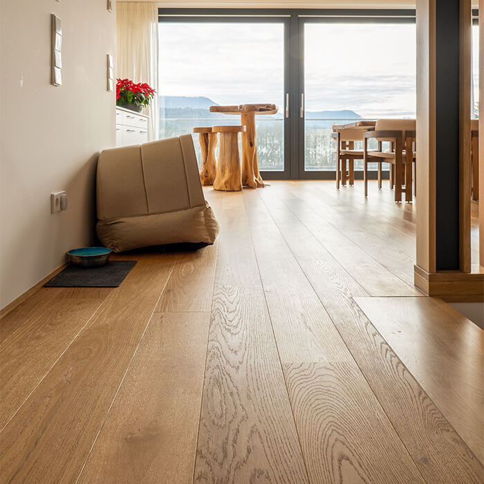 Schlafzimmer mit Landhausdiele Boston Eiche leicht astig geölt und Sichtbetonwand