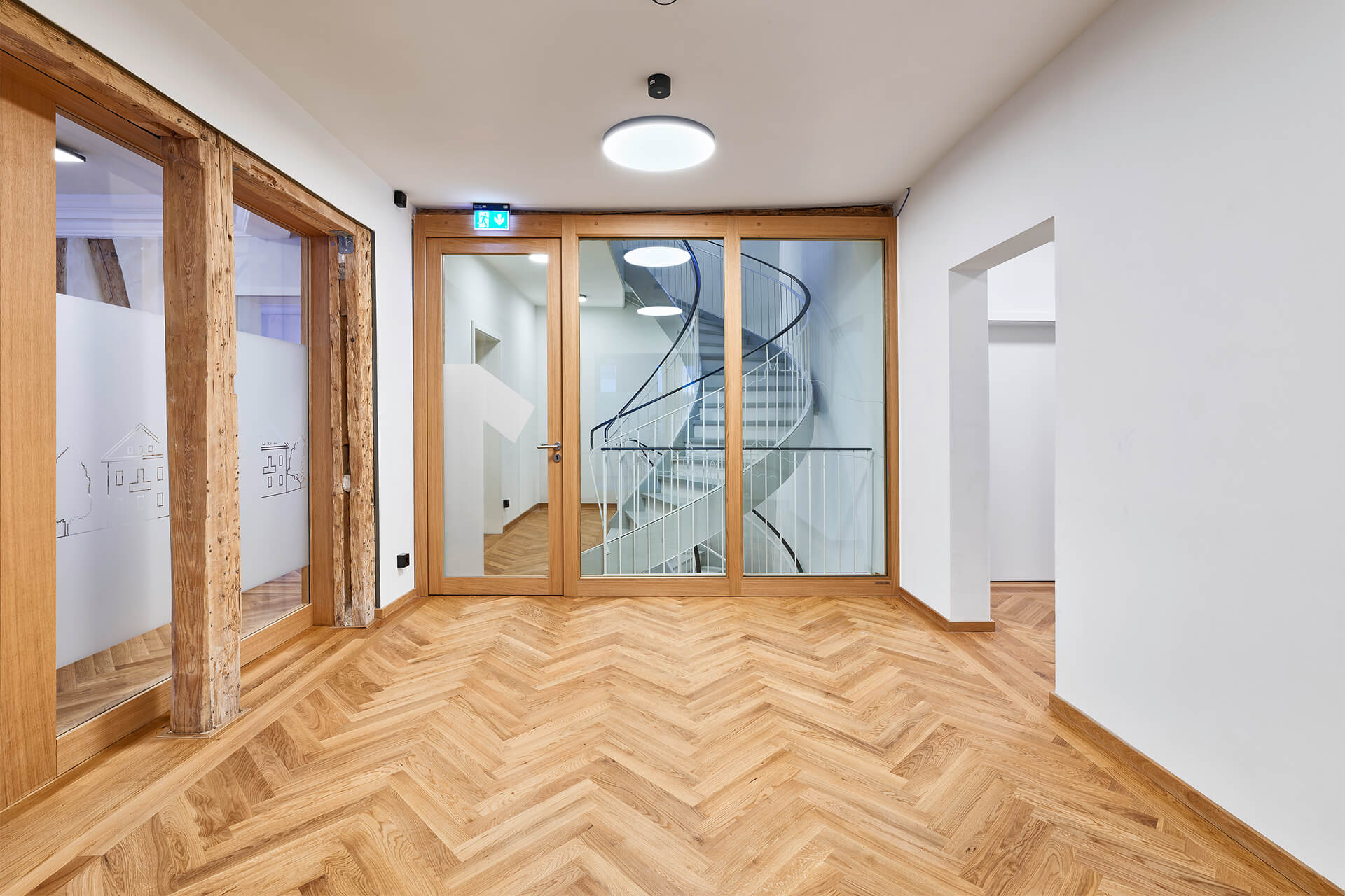 parkettboden-fischgrat-bürgerbüro-hofapotheke-hechingen-2 Fischgrat-Parkett Eiche im Flur des Bürgerbüros Hechingen mit historischen Fachwerkbalken und Wendeltreppe