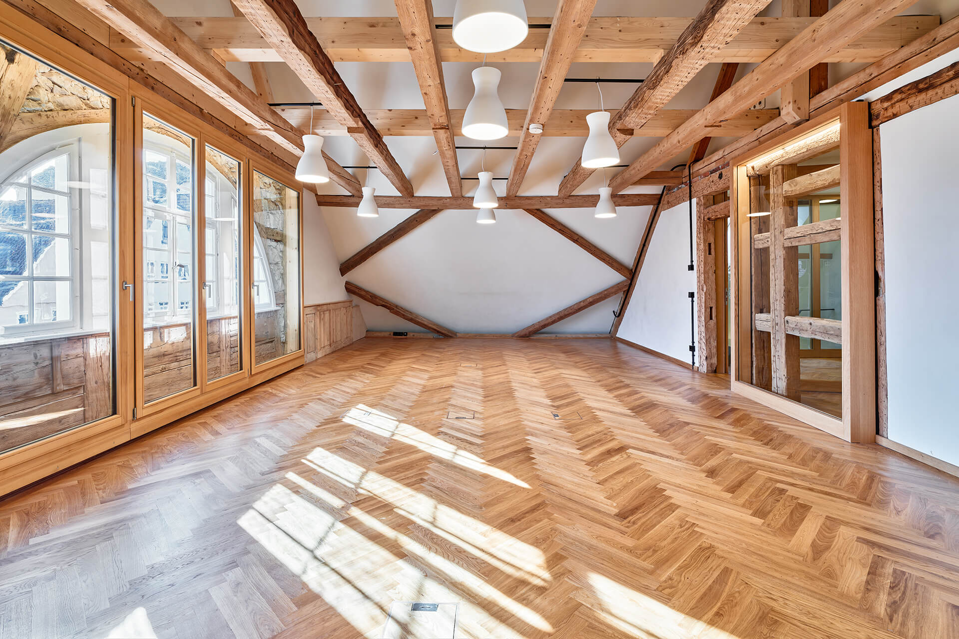 parkettboden-fischgrat-bürgerbüro-hofapotheke-hechingen-4 Eiche-Fischgrat-Parkett im Obergeschoss der generalsanierten Hofapotheke Hechingen mit freiliegenden Dachbalken