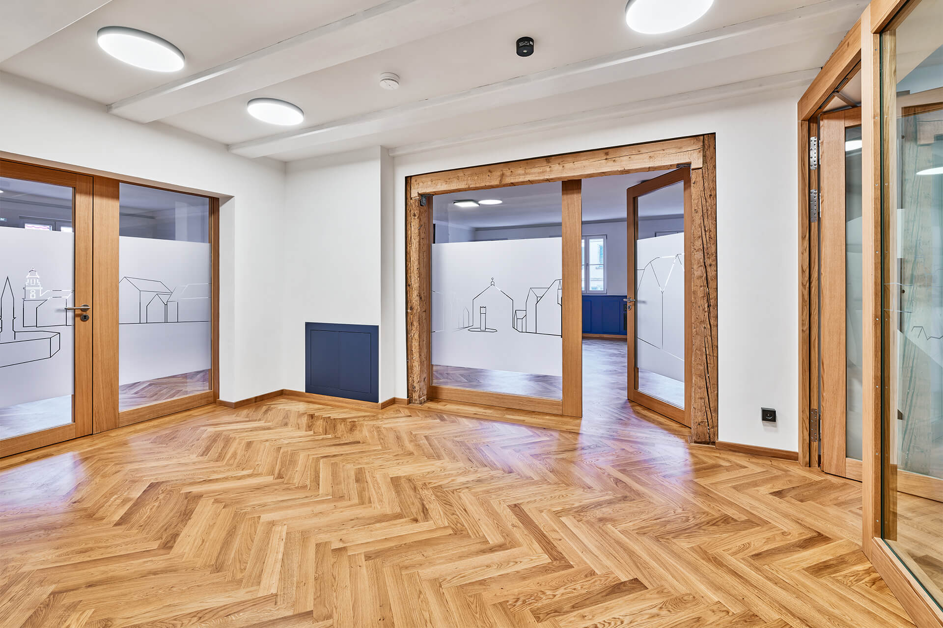 parkettboden-fischgrat-bürgerbüro-hofapotheke-hechingen-6 Bürgerbüro Hechingen Erdgeschoss mit Fischgrat-Stabparkett und Glastüren mit Stadtmotiv