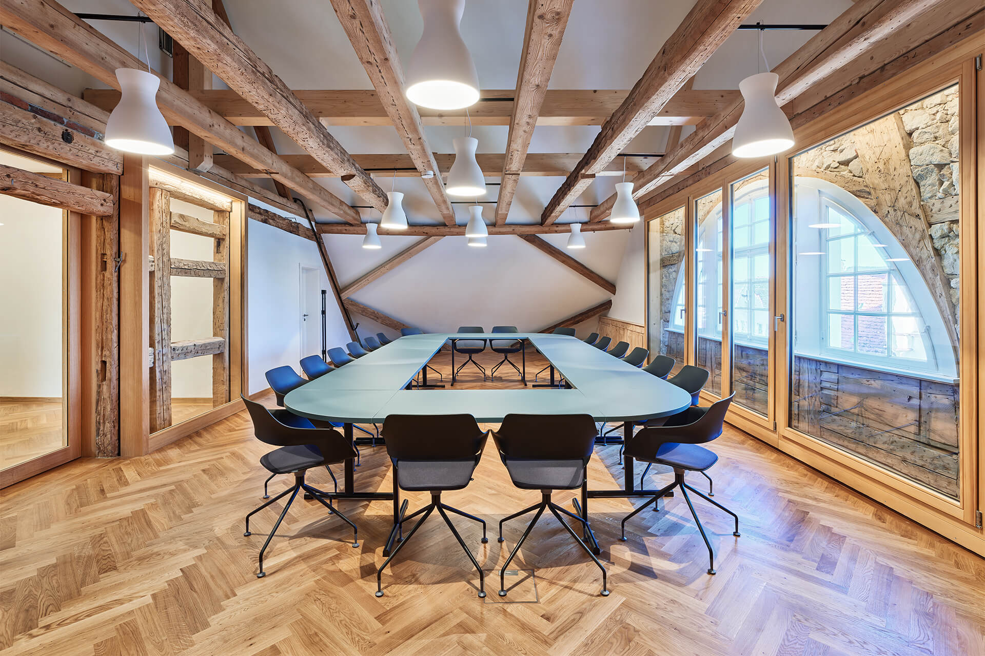 parkettboden-fischgrat-bürgerbüro-hofapotheke-hechingen Konferenzraum Hofapotheke Hechingen – Fischgrat-Parkett Eiche, freigelegtes Fachwerk und Natursteinmauerwerk