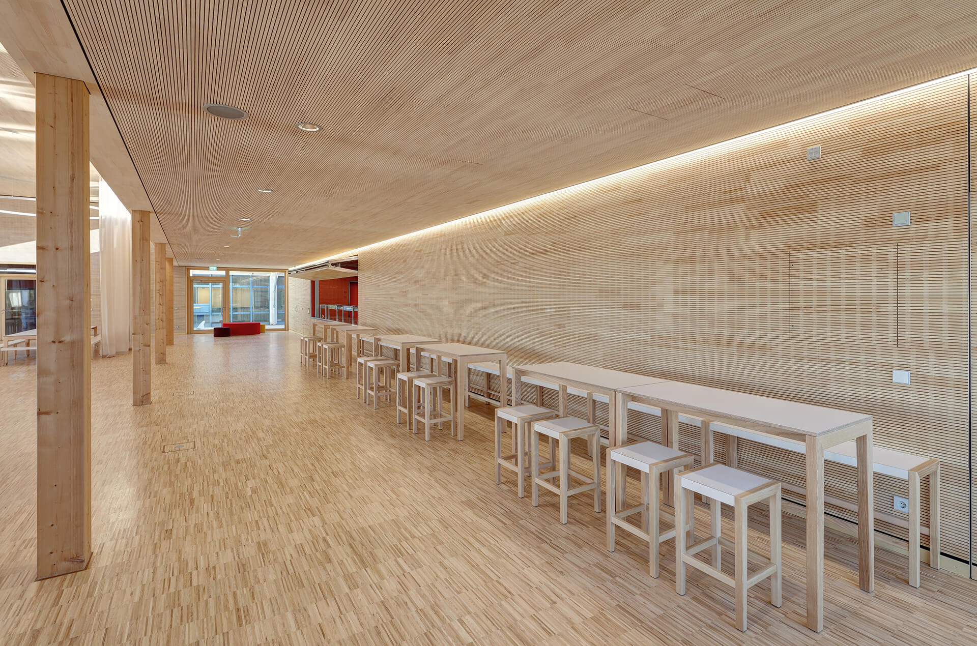 syrlin-grunschule-ulm-industrieparkett-esche-3 Essbereich mit Stehtischen und Industrieparkett Esche in der Syrlin Grundschule Ulm