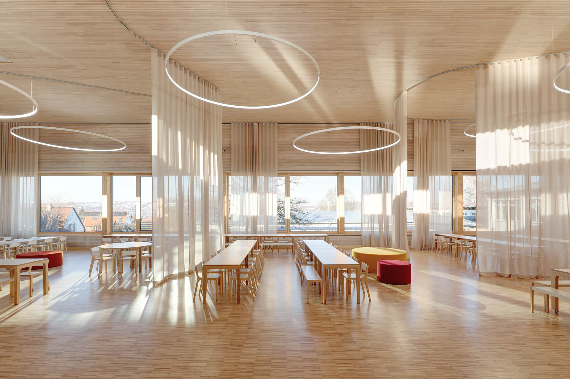 syrlin-grunschule-ulm-industrieparkett-esche-4 Heller Speisesaal der Syrlin Grundschule Ulm mit Eschenparkett und großzügiger Glasfassade