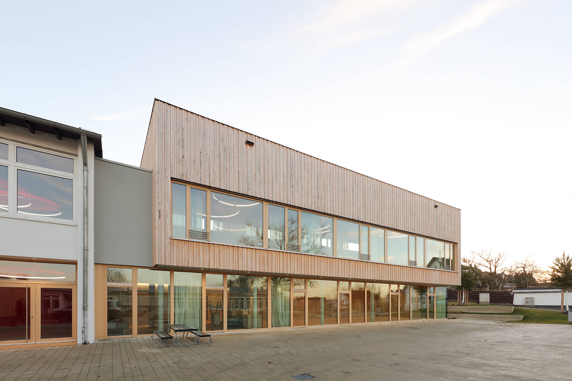 syrlin-grunschule-ulm-industrieparkett-esche-6 Außenansicht Neubau Syrlin Grundschule Ulm mit Holzfassade und Panoramaverglasung