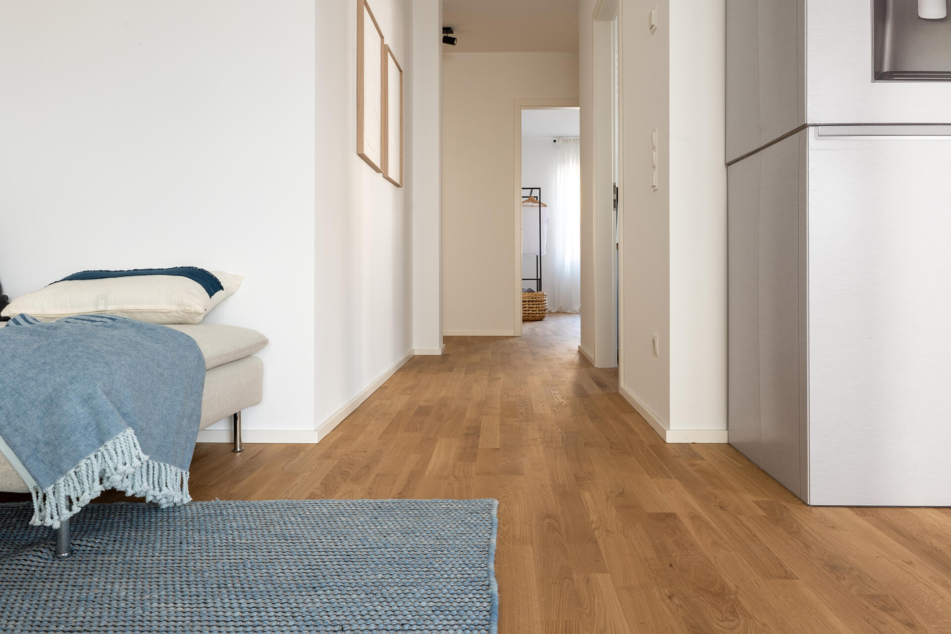 comfort-tabis-eiche-classic-geoelt-eppelheim-3 Flur mit Parkettboden aus Eiche in Schlafzimmer mit moderner Einrichtung