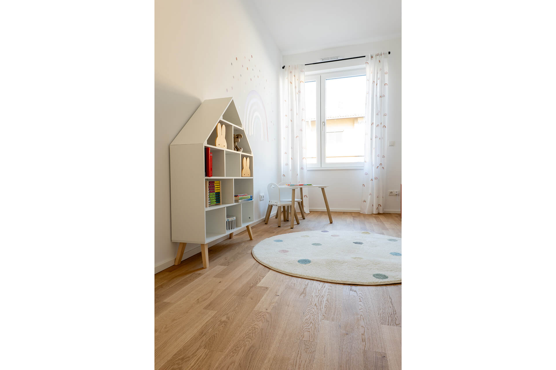 comfort-tabis-eiche-classic-geoelt-eppelheim-5 Parkettboden aus Eichenholz in modernem Kinderzimmer und hellem runden Teppich