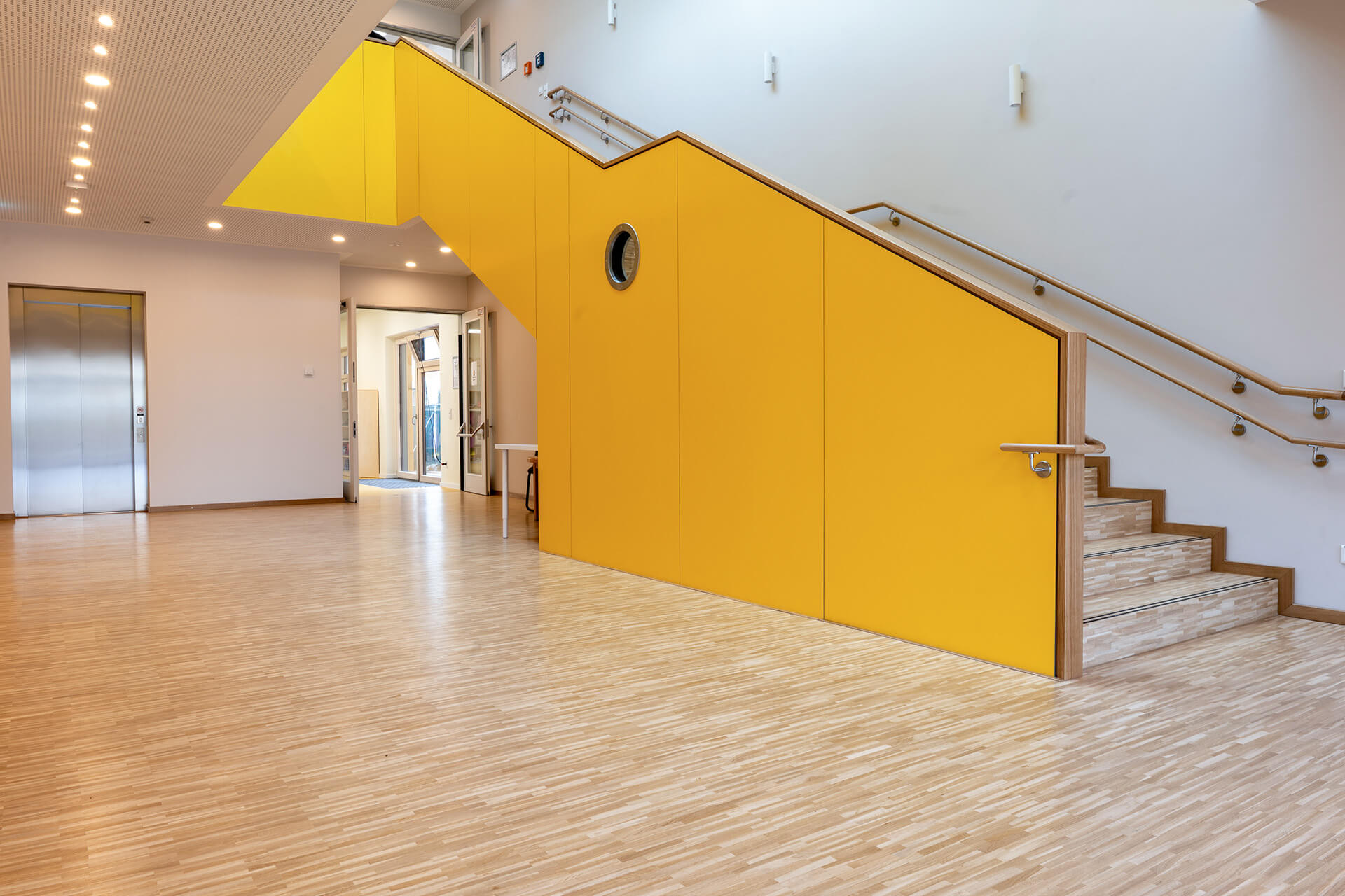 meisterparkett-eiche-gestreift-englischer-verband-kiga-ladenburg-2 Obergeschoss mit Meisterparkett Eiche Gestreift, Glastrennwänden und gelben Akzentwänden im Kindergarten Ladenburg