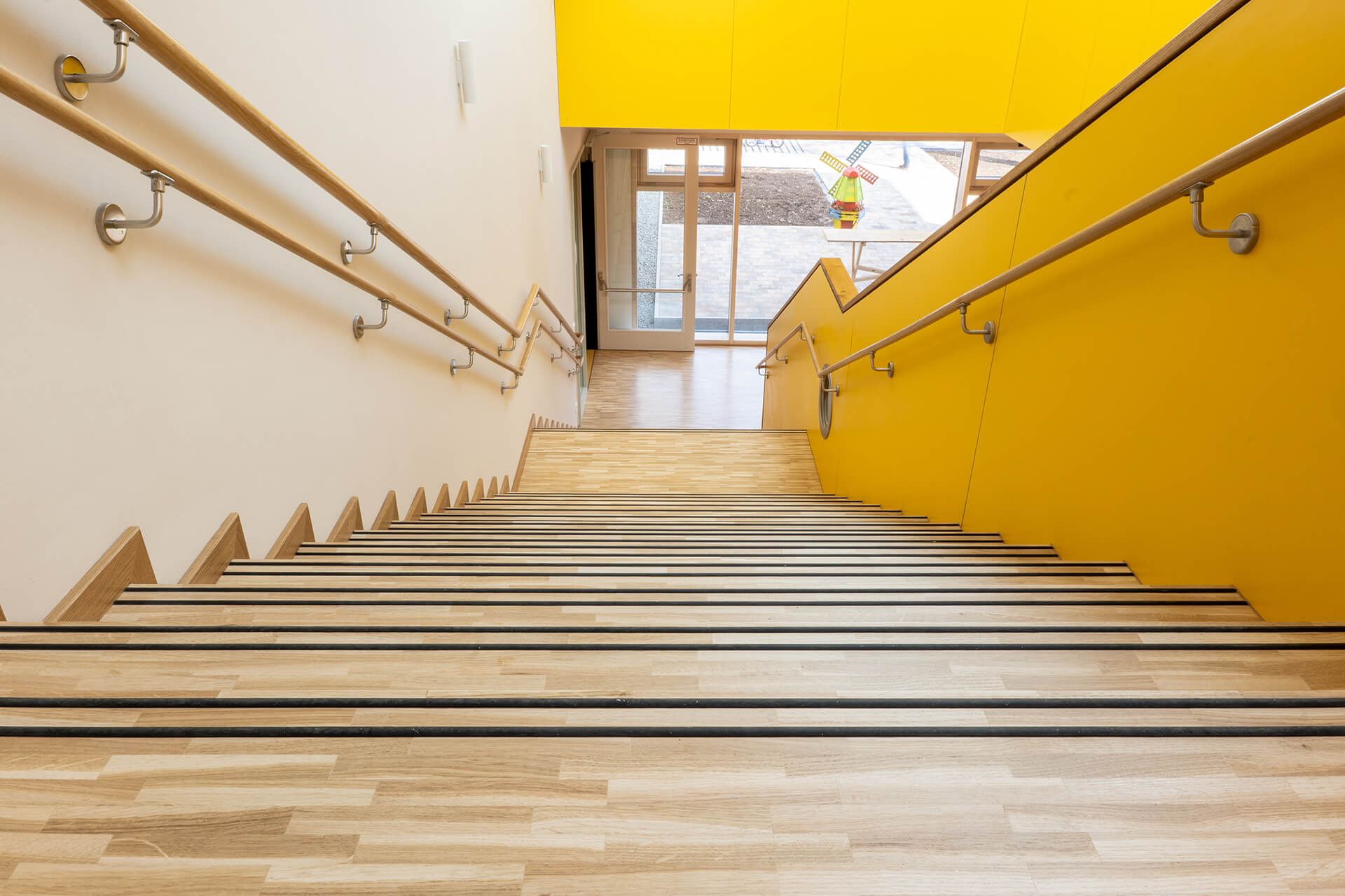 meisterparkett-eiche-gestreift-englischer-verband-kiga-ladenburg-3 Treppenanlage mit Eichenparkett und Gummirutschkanten im Kindergarten St. Johannes Ladenburg, Blick von oben