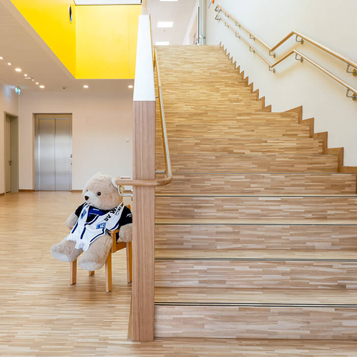 Meisterparkett Eiche Gestreift im Englischen Verband mit parkettierter Treppenanlage im Kindergarten St. Johannes Ladenburg